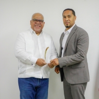 Fabricio Gómez Mazara recibe reconocimiento por su apoyo al emprendimiento
